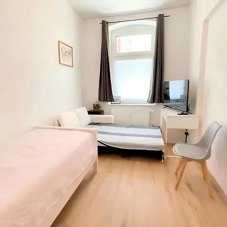 Cozy 2-bedroom With Kitchen Apartment *