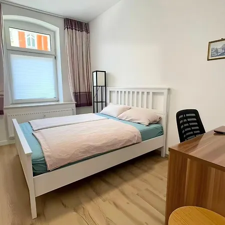 Cozy 2-bedroom With Kitchen Apartment *